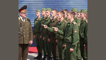 Проверка факта: Видео ЛОЖНО выдается за запись, на которой белорусские солдаты заявляют Лукашенко о нежелании воевать за него 